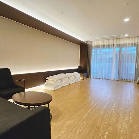 סאוגוויפו The Qube Resort Jeju מראה חיצוני תמונה